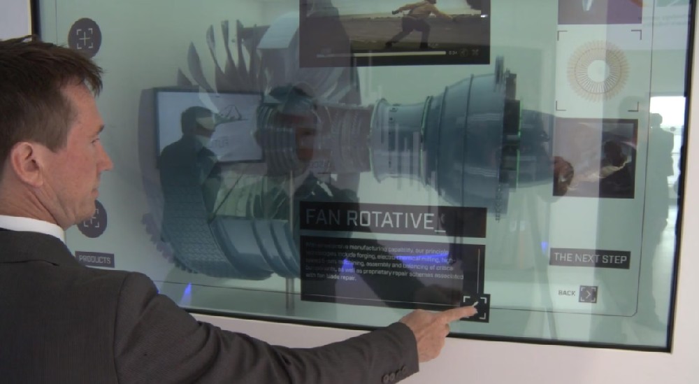 OLED透明显示屏：创新科技，让未来触手可及